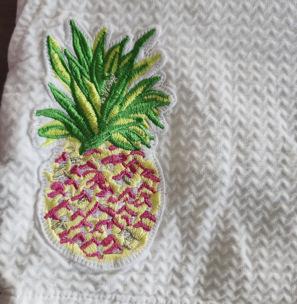 Lilly Pulitzer Callahan Shorts- pineapple emblem! - Picture 6 of 6